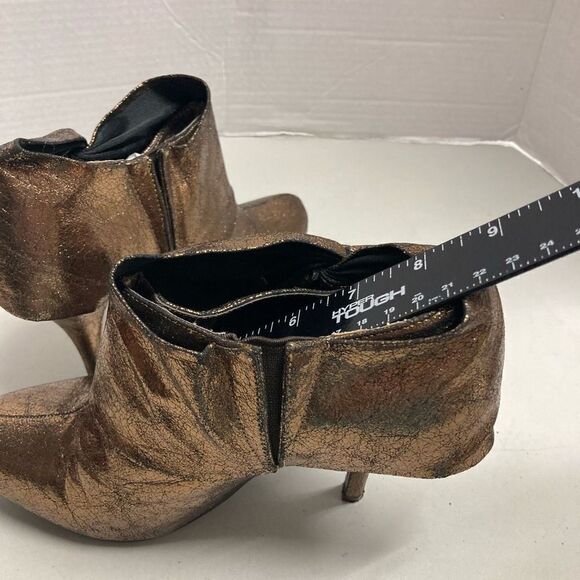 WET SEAL Women’s Metallic Gold Bow Heel Ankle Booties Size 7.5 - Picture 5 of 11